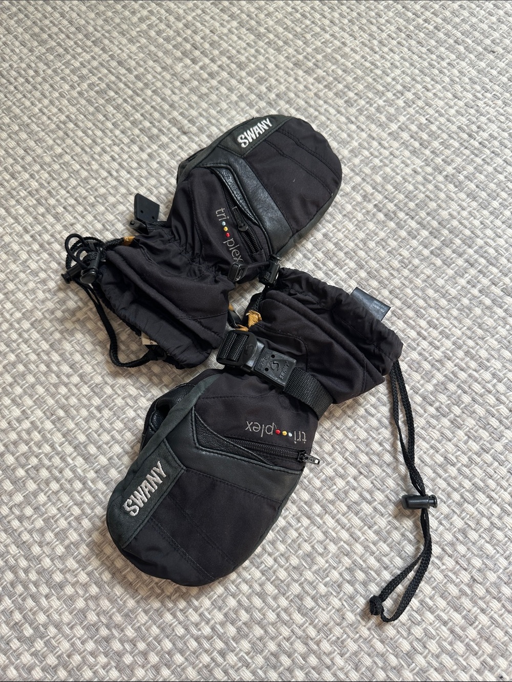 SWANY Kids Black Ski Mittens with Tri-plex Insulation